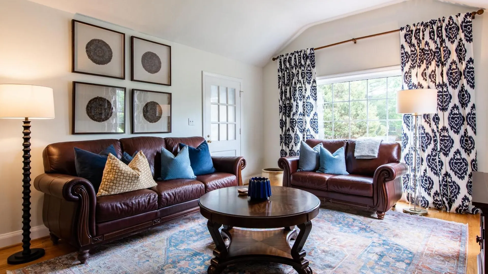 2 Living Rooms Close 2 Shopping & Restaurants 루이빌