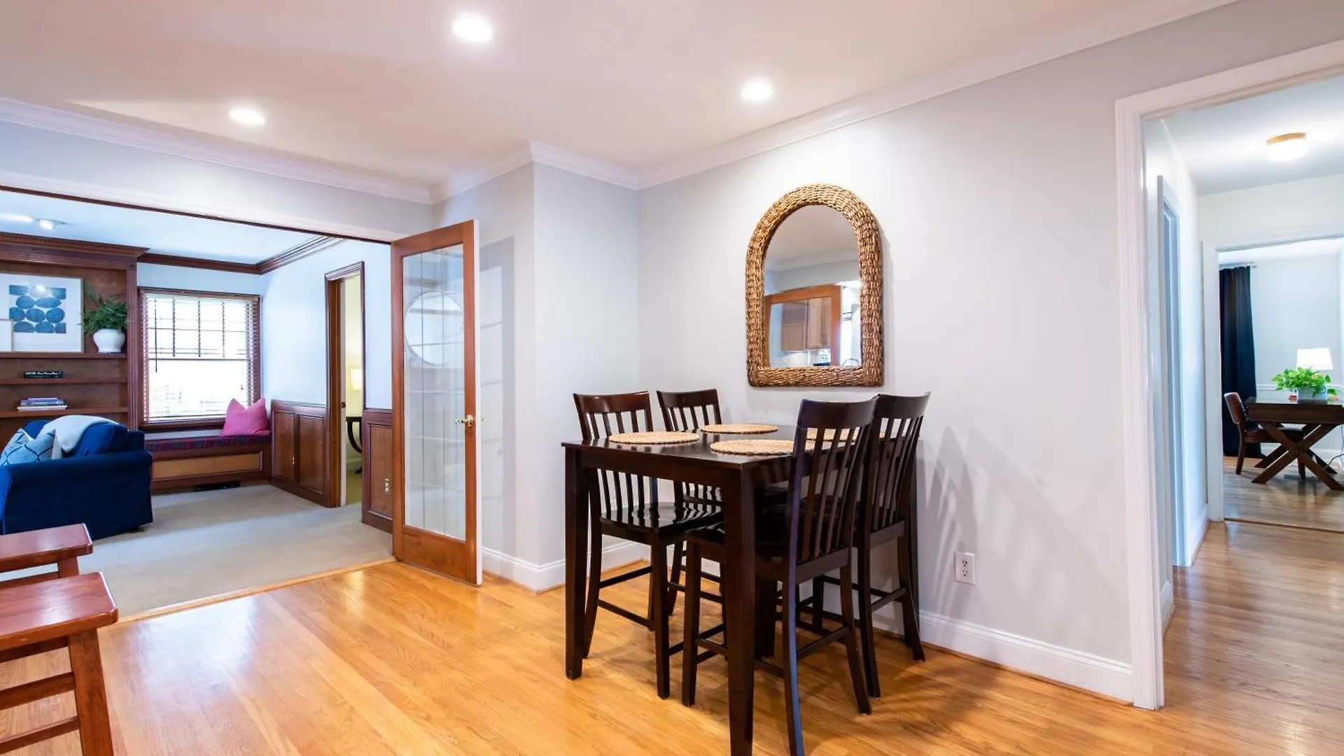 2 Living Rooms Close 2 Shopping & Restaurants 루이빌